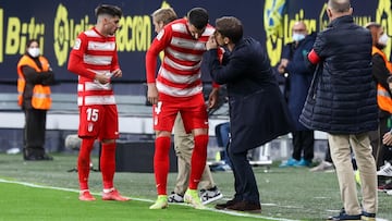 Moreno da instrunciones durante el partido.