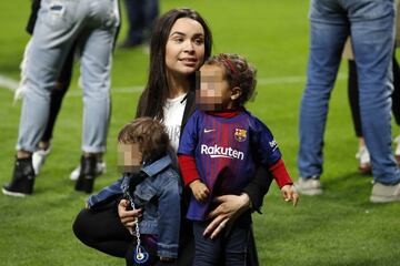 Aina, esposa de Philippe Coutinho, con sus hijos.