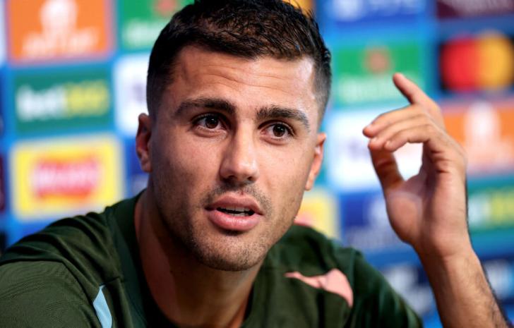 Rodri Hernández durante una rueda de prensa con el Manchester City.