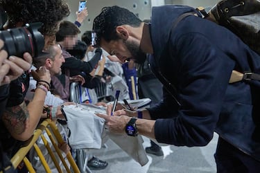 Arbeloa firmando autógrafos.
