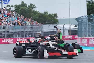 Durante el Gran Premio de Miami 2025, los 20 pilotos de F車rmula 1 desfilaron en r谷plicas a tama?o real de sus monoplazas, construidas con aproximadamente 400.000 piezas de LEGO cada una. Estas versiones el谷ctricas, con neum芍ticos Pirelli reales, alcanzaban hasta 20 km/h y fueron creadas en colaboraci車n con LEGO. El desfile reemplaz車 al tradicional cami車n de presentaci車n, ofreciendo una experiencia m芍s creativa, que gener車 entusiasmo tanto en la pista como entre los espectadores. La iniciativa busca acercar el espect芍culo de la F1 a los fans.