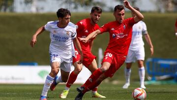 Imanol se lleva el bal&oacute;n anticip&aacute;ndose a Mario Mart&iacute;n en una jugada del Real Madrid Castilla-Alcoyano de Primera RFEF.