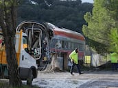 Trabajadores realizan tareas de retirada de los vagores en el punto de las vías donde tuvo lugar el accidente de trenes de Adamuz, a 24 de enero de 2026 en Adamuz (Córdoba, Andalucía).
Los trabajos en la zona del accidente ferroviario ocurrido el pasado domingo en Adamuz (Córdoba) continúan este sábado centrados en la retirada de los vagones y restos de vagones de ambos trenes. Casi una semana después del accidente, ocurrido durante la tarde del domingo 18 de enero de 2026, se está procediendo a la limpieza de las vías y de su entorno, siendo todo ello previo a la labor de la reposición de los tramos de vías que resultaron dañadas. Los trabajos se desarrollan para lograr abrir de nuevo para la circulación de trenes de alta velocidad este tramo de la línea que conecta a Andalucía con Madrid.
24 ENERO 2026
Guillermo Morales / Europa Press
24/01/2026