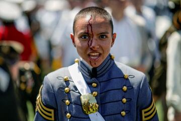 Un cadete graduado sangra luego de ser golpeado por un sombrero lanzado al aire, al final de la ceremonia de graduación de 2023 en la Academia Militar de Estados Unidos (USMA). 