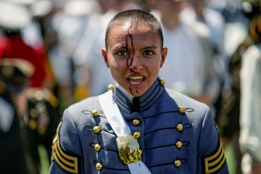 Un cadete graduado sangra luego de ser golpeado por un sombrero lanzado al aire, al final de la ceremonia de graduación de 2023 en la Academia Militar de Estados Unidos (USMA). 
