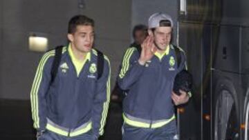 Kovacic y Bale, camino del autobús del Real Madrid este viernes.
