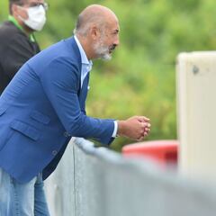 Elizegi: "La plantilla se ha comprometido dos veces con el club"