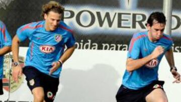 <b>VUELTA AL TRABAJO. </b>Forlán y Godín, en el entrenamiento de ayer.