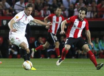 El centrocampista polaco del Sevilla Grzegorz Krychowiak  trata de marcharse del centrocampista del Athletic de Bilbao Beñat Etxebarria, 