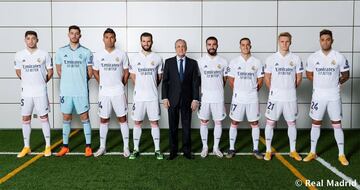 El presidente del Real Madrid, Florentino Pérez, posa junto a los jugadores de la plantilla del club blanco salidos de 'La Fábrica'. 