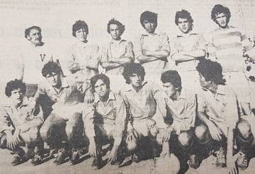 Formación de Valparaíso en el Campeonato Nacional Juvenil de 1977. Arriba, de izquierda a derecha: Oscar Salas (masajista), Nelson Orellana, Rolando Bravo, Nelson Thompson, Mauricio Hernández Norambuena y Jaime Zapata. Abajo, Juan Carlos Letelier, Juan Verdejo, Miguel Gross, Luis Perez, Blas Sánchez y Manuel González.