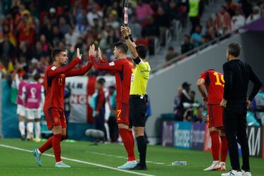 Se marchan Pedri y Ferran Torres por Carlos Soler y Morata.
