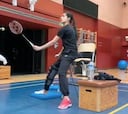 Carolina Marín se entrenó... ¡con muletas y a la pata coja!