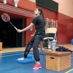 Carolina Marín se entrenó... ¡con muletas y a la pata coja!