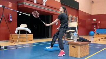 Carolina Marín se entrenó... ¡con muletas y a la pata coja!