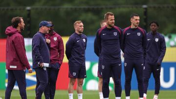 England's head coach Gareth Southgate (L) stands with assistant coach Steve Holland (2L) and England's forward #09 Harry Kane (3R) while supervising his team training session at the UEFA Euro 2024 European Football Championship, in Blankenhain, eastern Germany on June 19, 2024. (Photo by Adrian DENNIS / AFP)