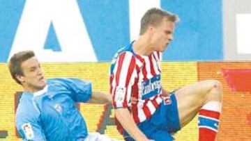 <b>LA ACCIÓN. </b>Gurpegui se lanza al suelo para tapar el centro de Gronkjaer e impacta en la tibia derecha del jugador danés.