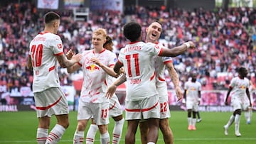 Soccer Football - Bundesliga - RB Leipzig v FC Augsburg - Red Bull Arena, Leipzig, Germany - September 28, 2024 RB Leipzig's Lois Openda celebrates scoring their third goal with David Raum REUTERS/Annegret Hilse DFL REGULATIONS PROHIBIT ANY USE OF PHOTOGRAPHS AS IMAGE SEQUENCES AND/OR QUASI-VIDEO.