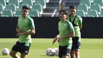 Bartra, Bellerín y Tello, tres de los catalanes del Betis.