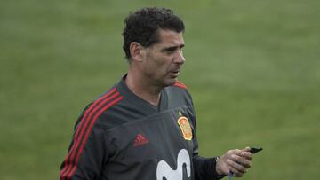Hierro dirige un entrenamiento de España.