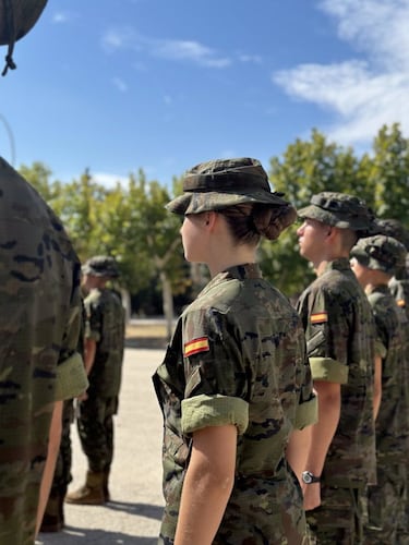 La Princesa Leonor en formación juntos con sus compañeros en la Academia Militar en Zaragoza.