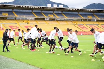 El equipo de Reinaldo Rueda realizó su última práctica en la capital colombiana en el estadio El Campín. Viajarán a Montevideo este martes 5 de octubre y allí continuarán con su preparación para enfrentar a la Selección de Uruguay este jueves 7 de octubre. 