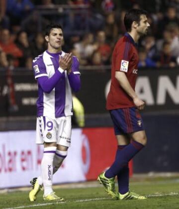 El jugador del Valladolid Javi Guerra se lamenta de una ocasión fallada en el area de Osasuna durante el partido que ambos equipos han disputado esta noche en el estadio de El Sadar correspondiente a la trigesimo tercera jornada del campeonato de liga de primera división.
