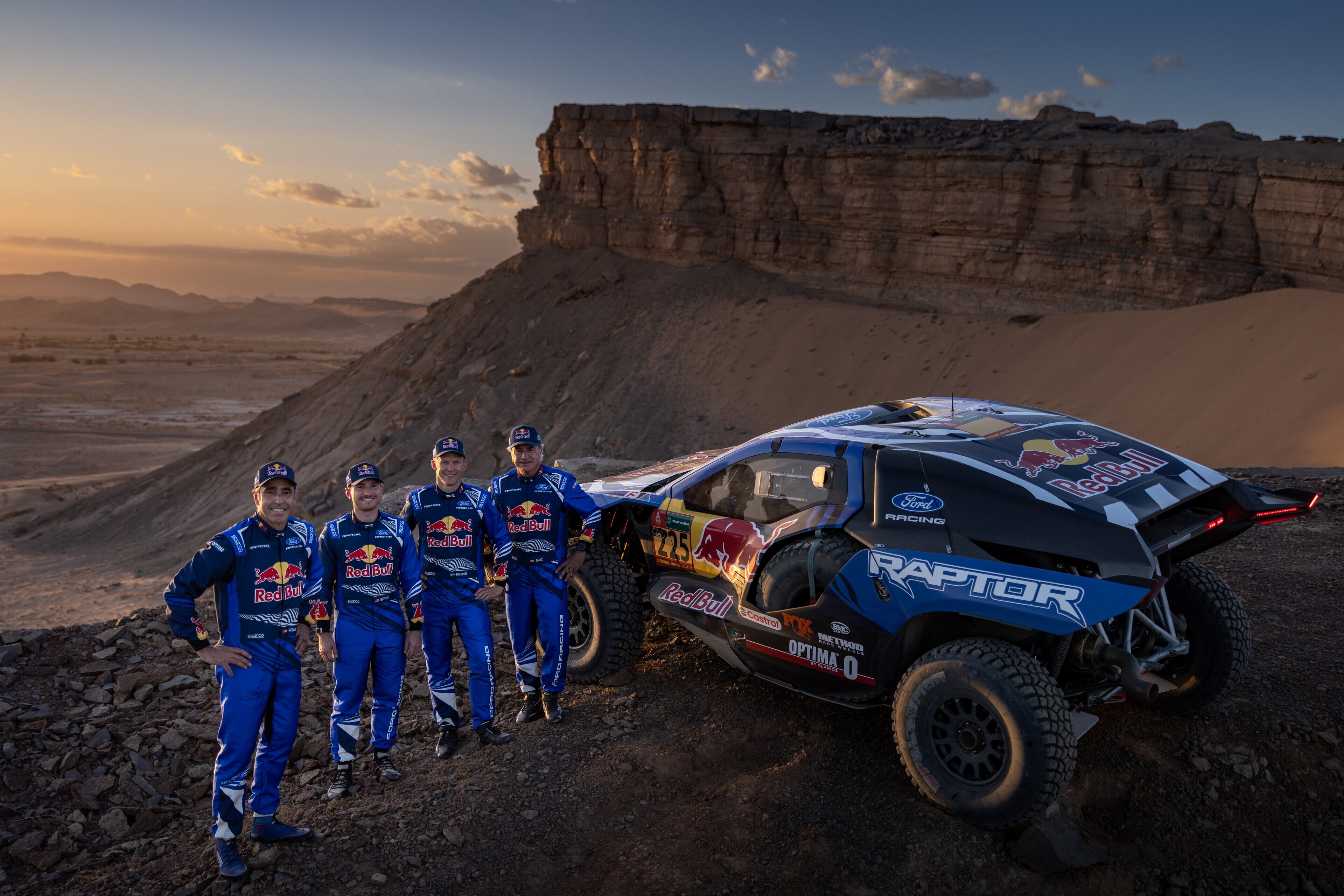Roma, Guthrie, Ekstrom y Sainz posan con el renovado Ford Raptor T1+.