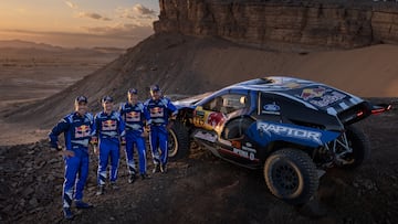 Roma, Guthrie, Ekstrom y Sainz posan con el renovado Ford Raptor T1+.