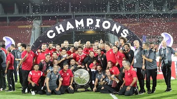 Cairo (Egypt), 31/10/2020.- Al-Ahly players celebrate with the Premier League trophy after winning in the final round of the Egyptian Premier League soccer match between Al-Ahly and Tala'ea El Gaish SC at Salam Stadium in Cairo, Egypt, 31 October 2020 (Eg