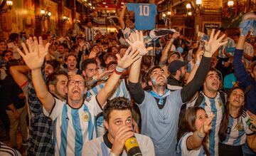 Después de un partido lleno de tensión, los seguidores argentinos explotan de alegría tras ver a su selección Campeona del Mundo.