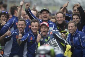 Valentino Rossi celebra la victoria con su equipo. 