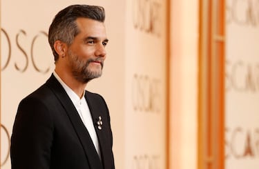 Wagner Moura posa en la alfombra roja del Dolby Theatre.