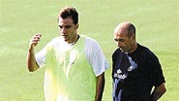 <b>SOBRE EL CÉSPED</B>. Campano y Pacheco charlaron relajadamente y dieron por concluida la polémica surgida tras las declaraciones en las que él técnico le comparaba con Novo.