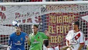 <b>GOLEADOR. </b>Aganzo remacha con la cabeza un anterior remate de Enguix y logra el gol del parrtido.