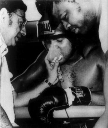 Curiosa imagen de Muhammad Ali con una m¨¢scara de ox¨ªgeno.