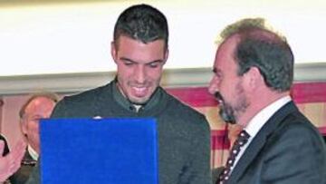 <b>PLACA CENTENARIA. </b>Celestini recibió el reconocimiento del club.