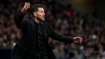 Simeone da instrucciones durante el partido de Champions contra el Manchester City.