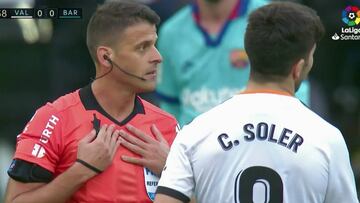 Estrépito Gil Manzano: un fallo suyo muy polémico por la forma puso a Mestalla ardiendo