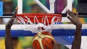 <B>NO DIO OPCIÓN.</B> Francia dejó clara su superioridad desde el primer cuarto.