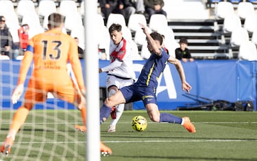 El jugador del Rayo, Andrei Ratiu, centra para que Fran Pérez marque el 1-0 al Atlético de Madrid. 
 