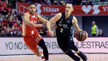 GRAF4952. MURCIA, 28/12/2019.- El escolta francés de Retabet Bilbao Basket Jonathan Rousselle (d) y el base belga de UCAM Murcia, Emmanuel Lecomte (i) durante el partido de la décimo quinta jornada de la Liga Endesa que están disputando este sábado en el Palacio de los deportes de Murcia. EFE/Marcial Guillén