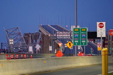 Una vista general muestra el puente Francis Scott Key, visto desde el lado de Baltimore, después del colapso del puente.