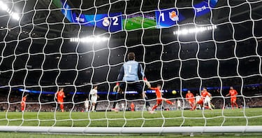 3-1. Federico Valverde controla en la frontal del área y saca un derechazo a la escuadra de la portería y superar a Alejandro Remiro.