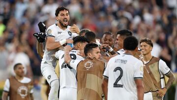 PASADENA, CALIFORNIA - JUNE 19: Alex Telles #13 of Botafogo celebrates with team mates after the team's victory in the FIFA Club World Cup 2025 group B match between Paris Saint-Germain FC and Botafogo FR at Rose Bowl Stadium on June 19, 2025 in Pasadena, California. Stu Forster/Getty Images/AFP (Photo by Stu Forster / GETTY IMAGES NORTH AMERICA / Getty Images via AFP)