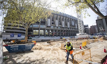 El conjunto blanco sigue dando forma a la remodelación del Santiago Bernabéu. El Estado de Alarma decretado por el Gobierno no ha paralizado las obras.