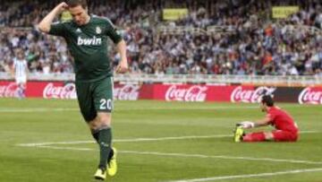 El delantero argentino del Real Madrid Gonzalo Higua&iacute;n celebra la consecuci&oacute;n del primer gol de su equipo, tras batir al portero chileno de la Real Sociedad, Claudio Bravo, en el partido de la trig&eacute;sima s&eacute;ptima jornada de liga en Primera Divisi&oacute;n que se disputa en el estadio de Anoeta.