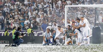 La fiesta continuó en el Bernabéu.