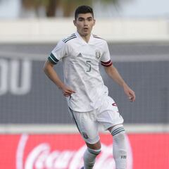 Pumas renovó por dos años más a Johan Vásquez