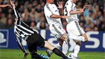 Parece mentira, pero hasta Beckham se interpuso ante Ronaldo para evitar que marcase.